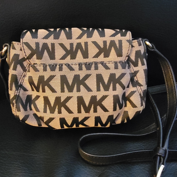 Michael Kors small Crossbody. EUC - Picture 3 of 7
